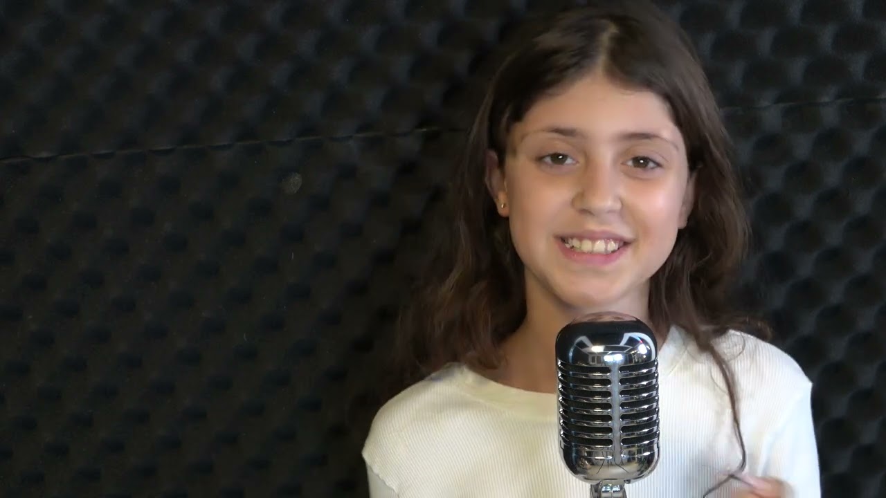 אמה גרינברג - שיר במתנה עם קליפ ליום הולדת 10 | יש לך אותך